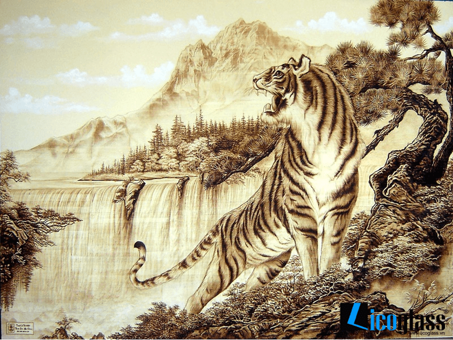 Mẫu thiết kế tranh kính khắc hình Hổ - từ lâu đã được mệnh danh là chúa sơn lâm, chúa tể của rừng rậm. Hình tượng con hổ thể hiện cho sức manh, cho quyền lực và sự oai phong. Tranh hổ thường được treo ở phòng khách hoặc nơi làm việc, giúp xua đuổi vận khí xấu và mang lại may mắn cho gia chủ