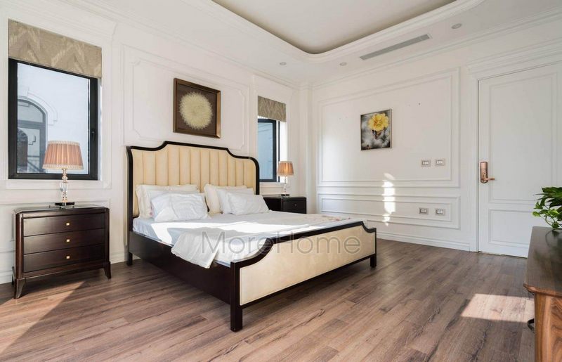 Nâng cấp không gian phòng ngủ tân cổ điển đơn giản với giường ngủ đầu giường bọc da màu trắng - be khung giường gỗ đậm