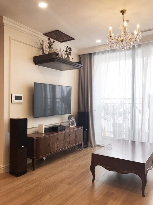 Không gian phòng khách căn hộ được thi công với mẫu tủ tivi và bàn trà bằng gỗ công nghiệp cao cấp