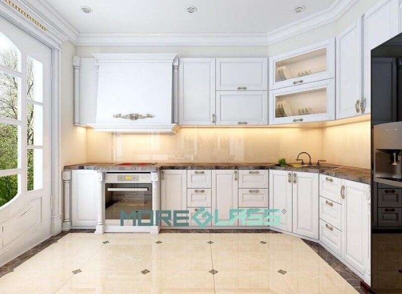 Thiết kế mẫu kính ốp bếp màu kem nhẹ nhàng kết hợp với tủ bếp cùng gam màu cho phòng bếp thêm hoàn hảo