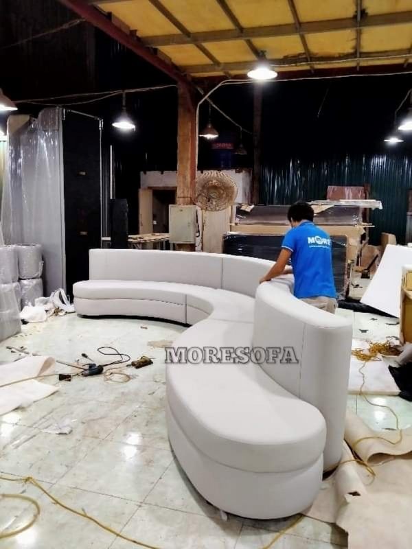 Thiết kế, sản xuất hoàn thiện sofa hiện đại bọc da màu trắng sữa nhã nhặn, tinh tế cho sảnh chờ khách sạn, nhà nghỉ cao cấp