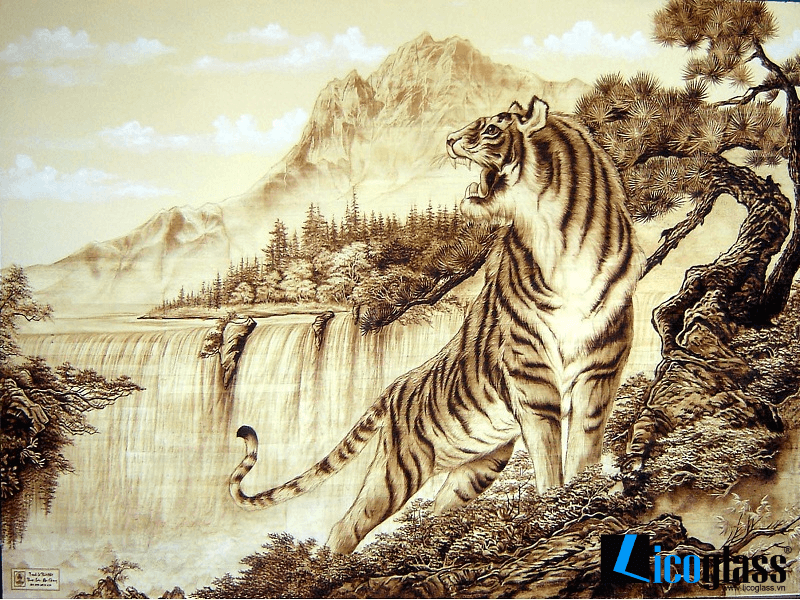 Mẫu thiết kế tranh kính khắc hình Hổ - từ lâu đã được mệnh danh là chúa sơn lâm, chúa tể của rừng rậm. Hình tượng con hổ thể hiện cho sức manh, cho quyền lực và sự oai phong. Tranh hổ thường được treo ở phòng khách hoặc nơi làm việc, giúp xua đuổi vận khí xấu và mang lại may mắn cho gia chủ